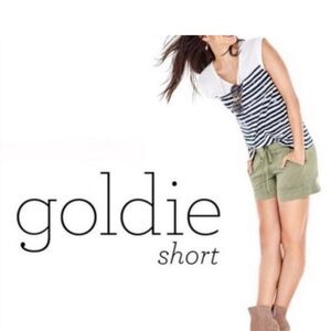 Cabi size L style 5110 light olive linen shorts